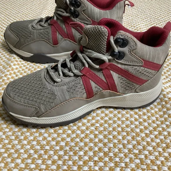 Eddie Bauer hiking men’s sneakers size 6M. NWT