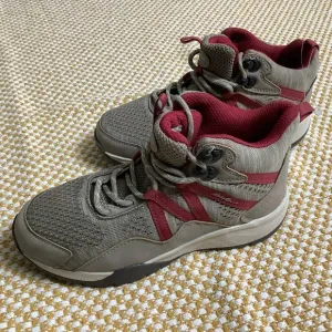 Eddie Bauer hiking men’s sneakers size 6M. NWT