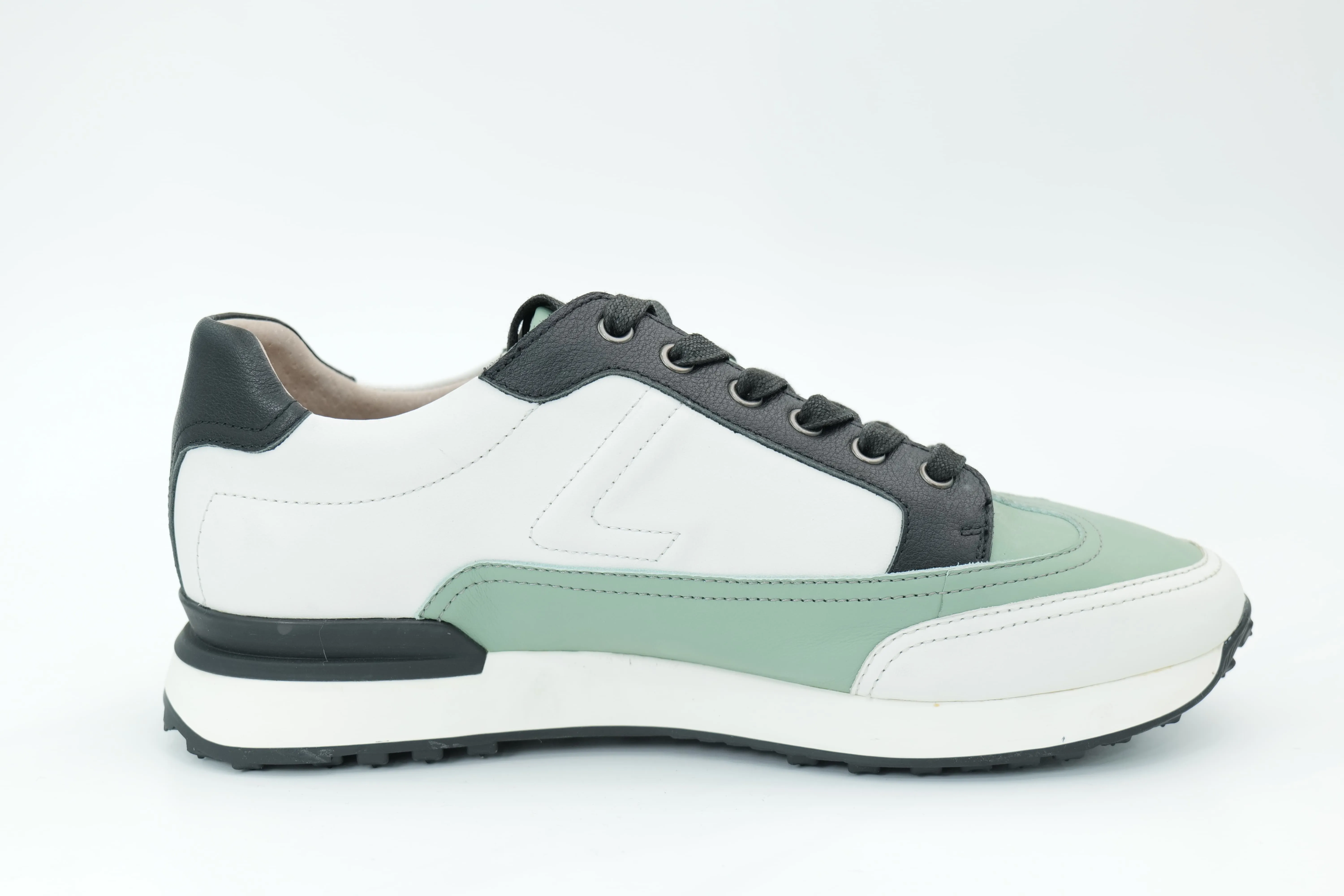 Sports shoes