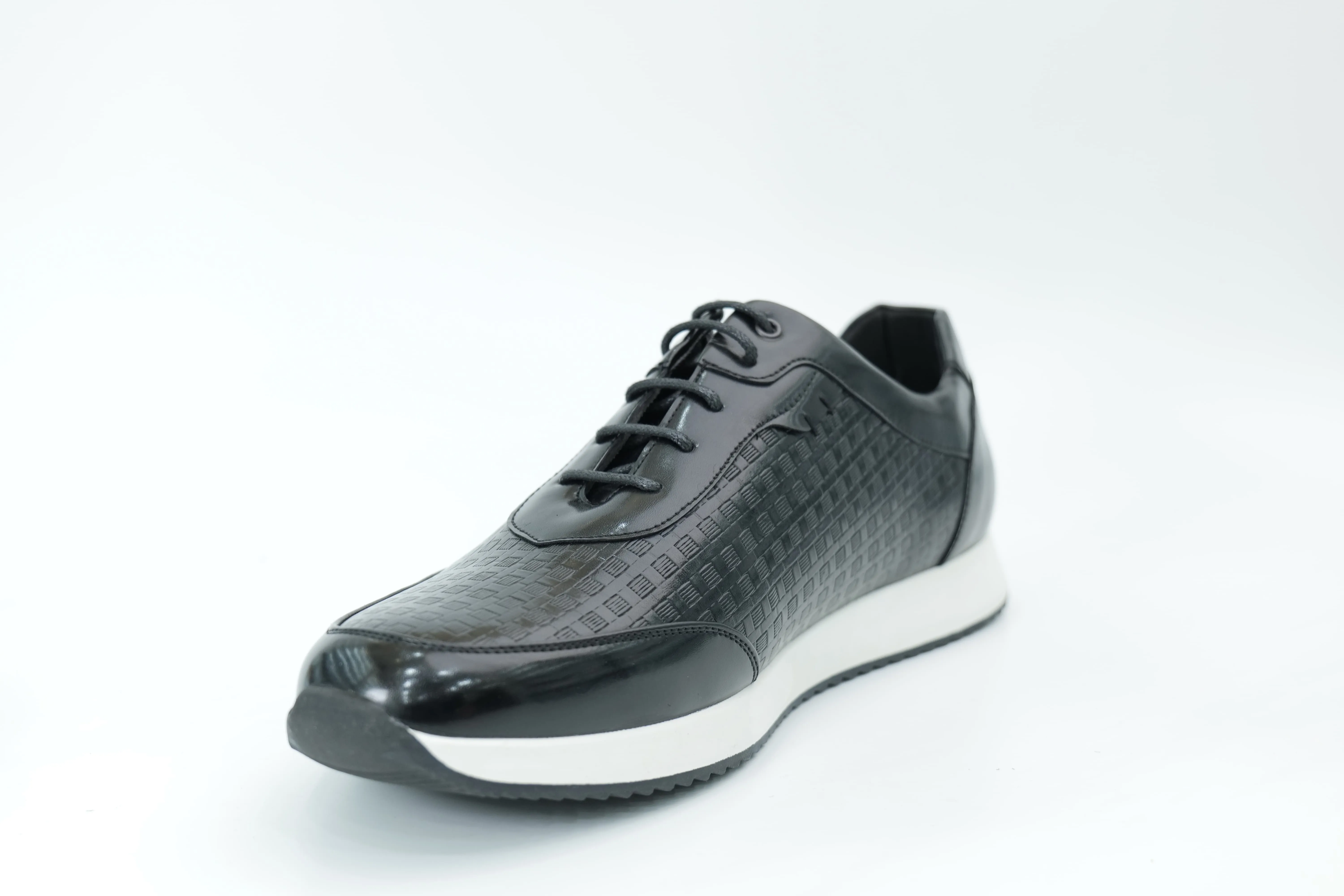 Sports shoes