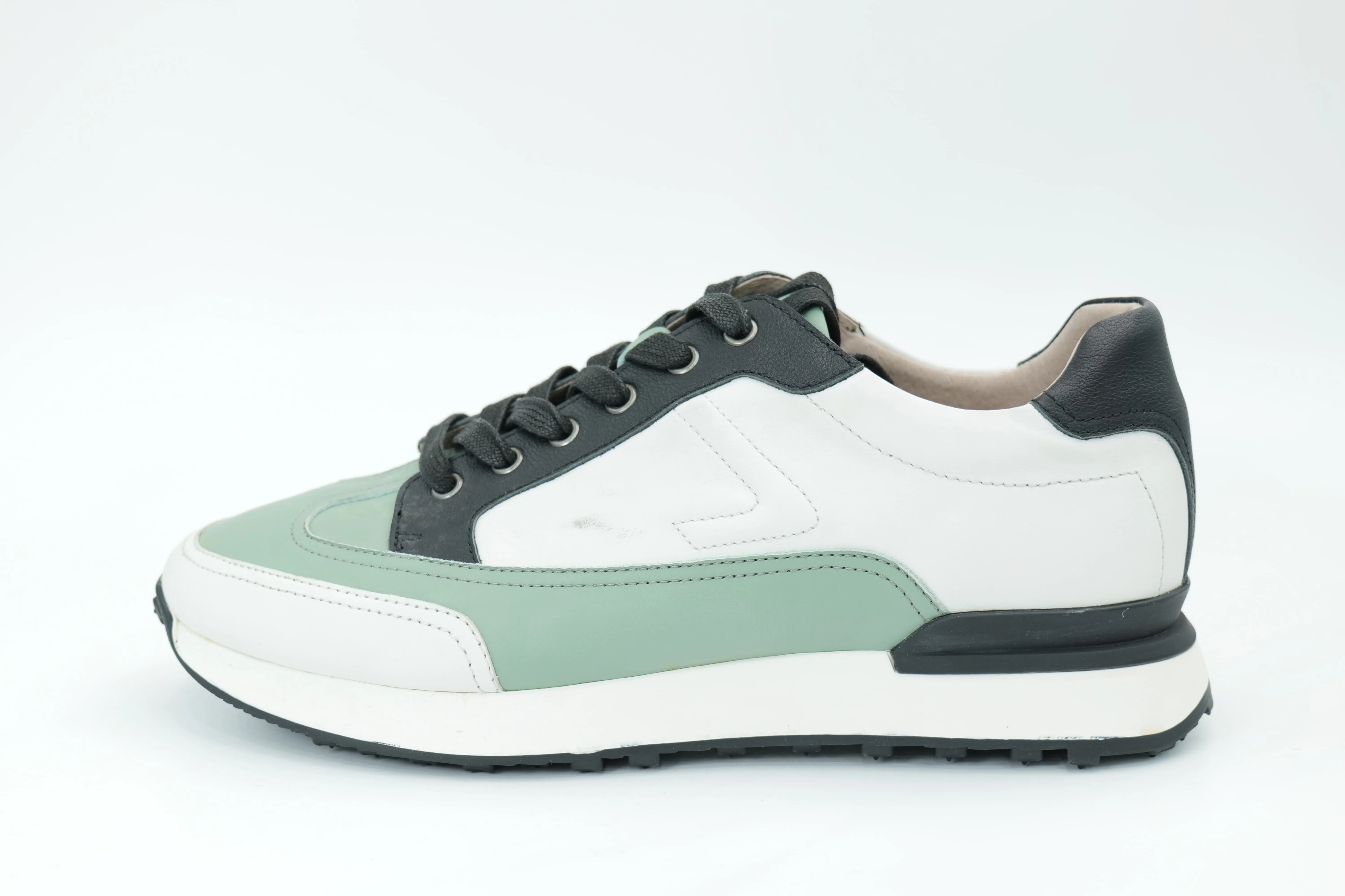 Sports shoes