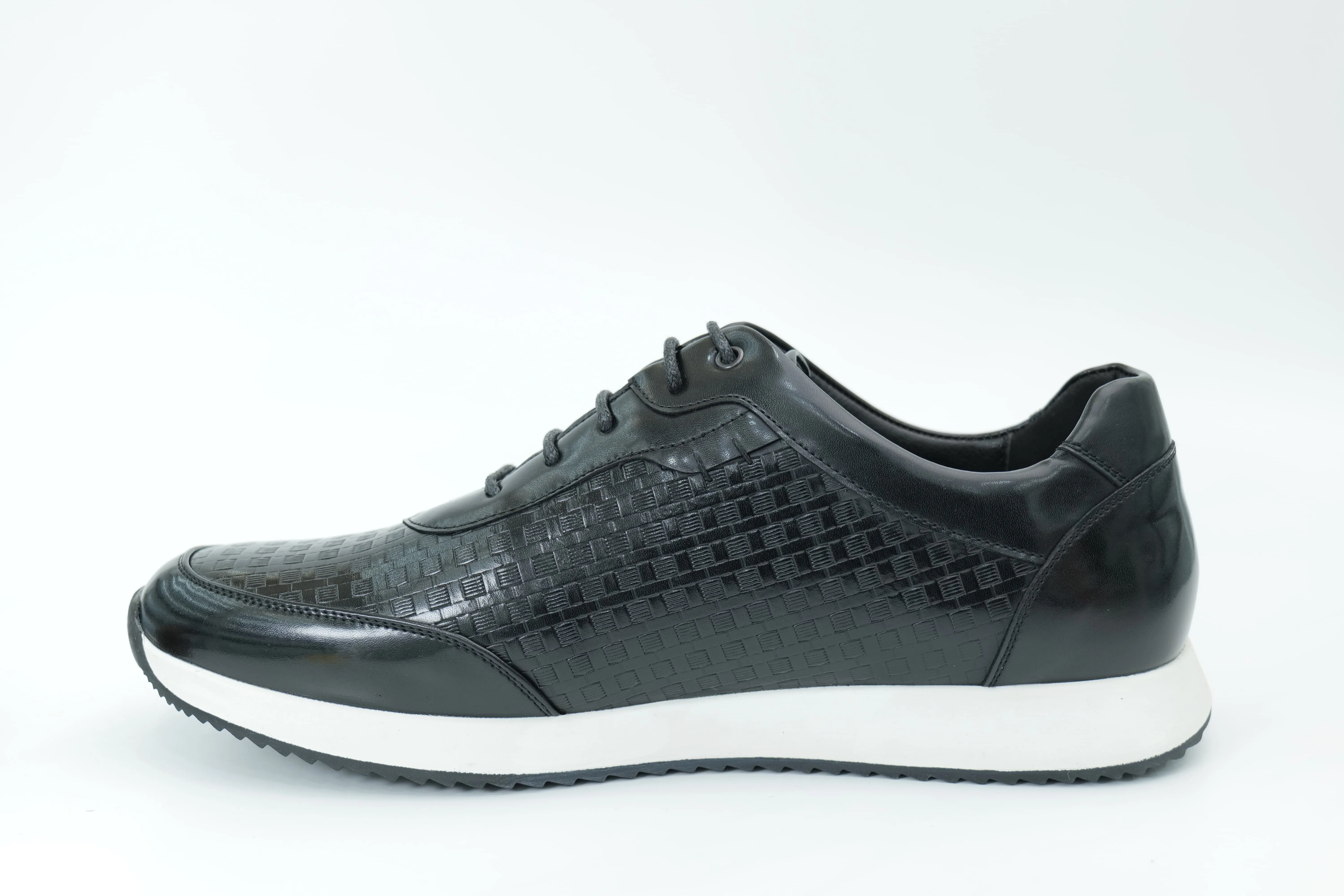 Sports shoes