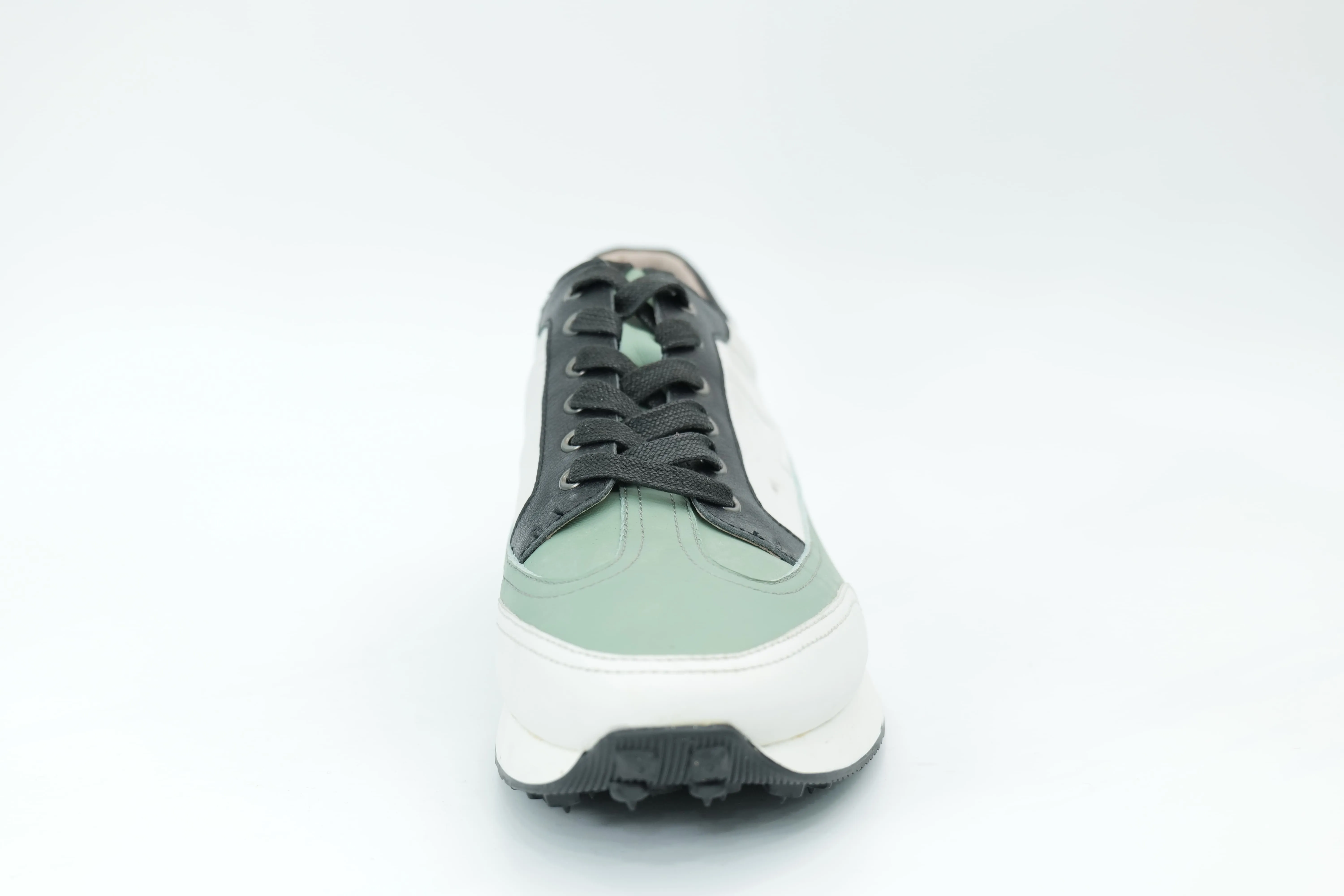 Sports shoes