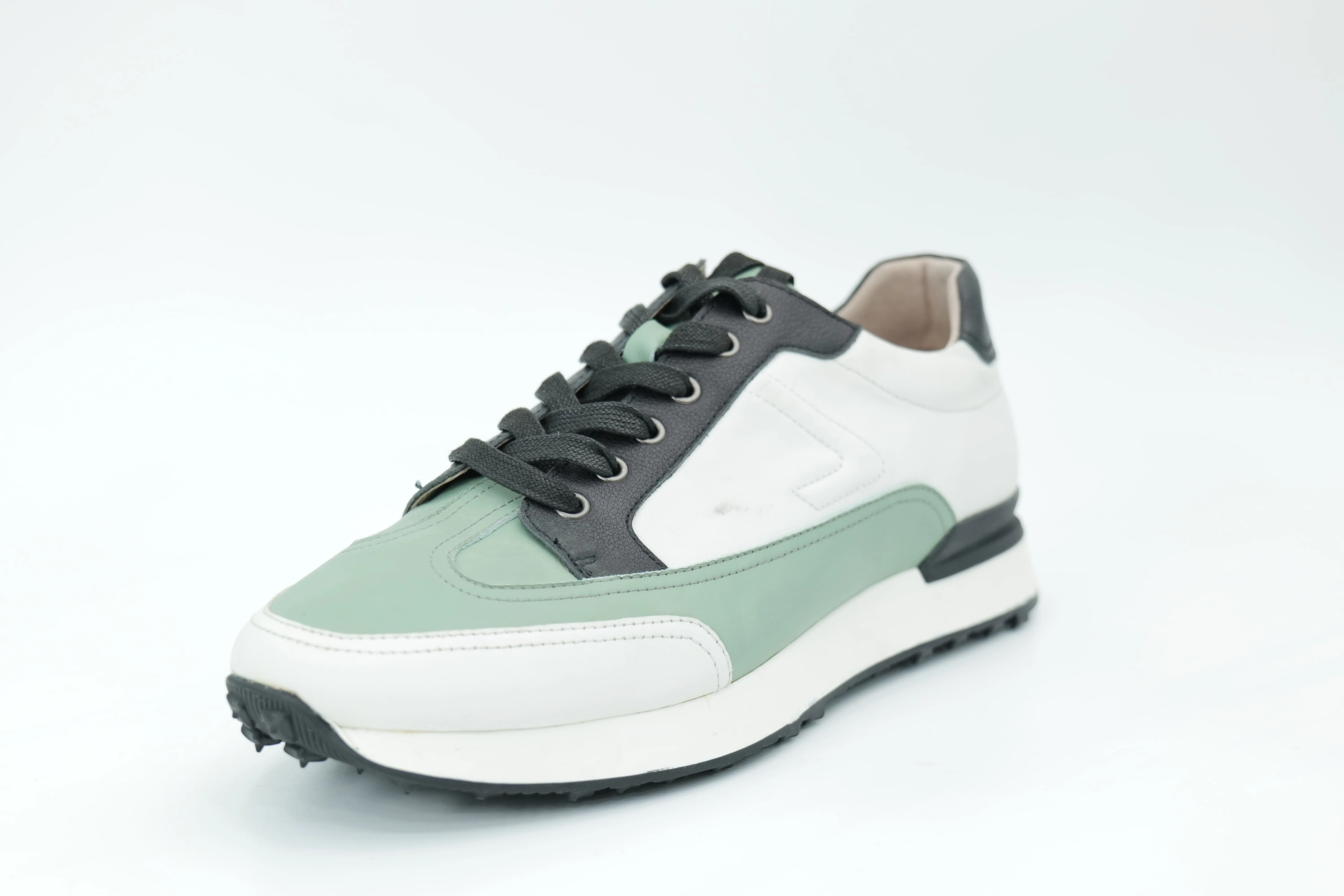 Sports shoes