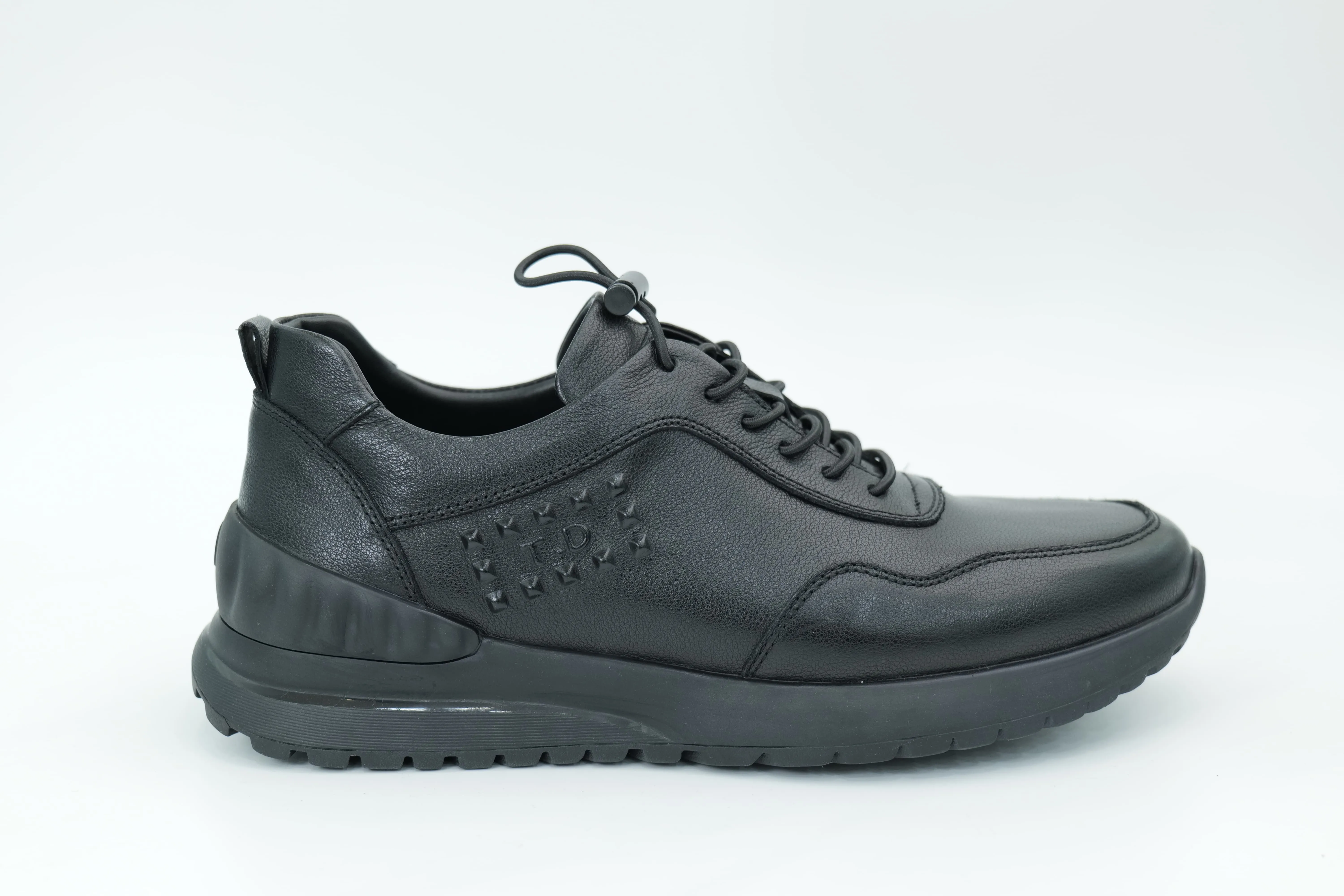 Sports shoes