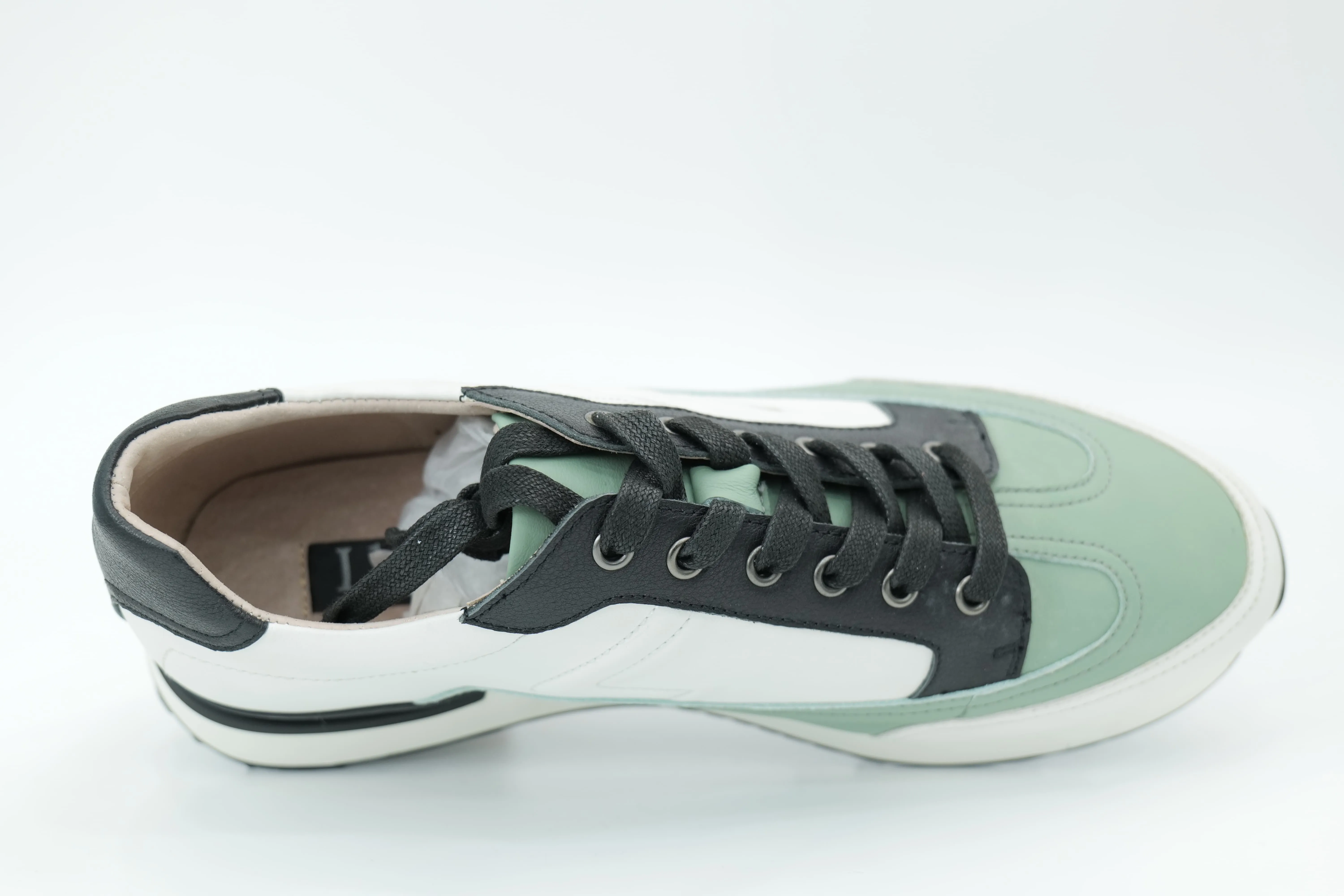 Sports shoes
