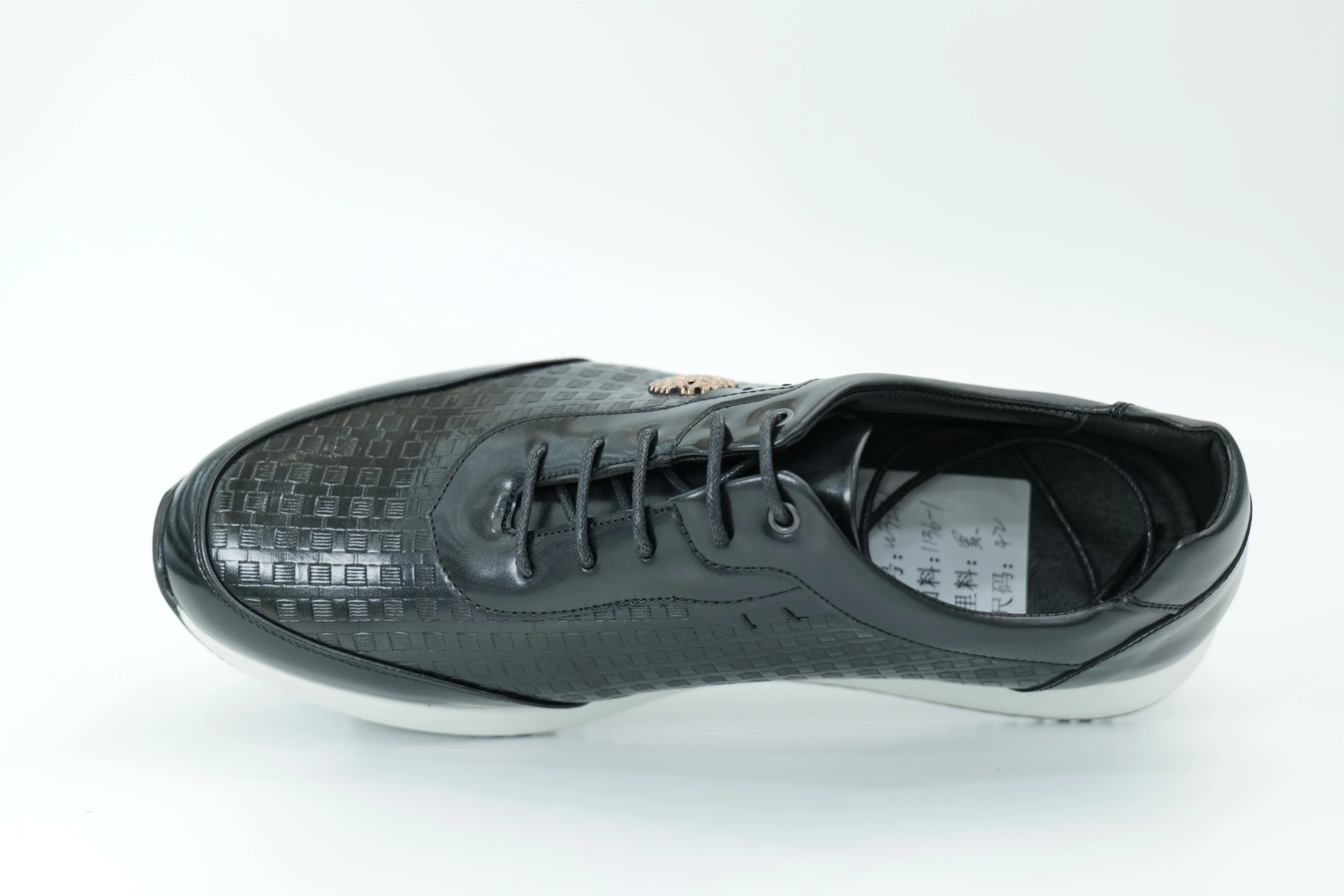 Sports shoes