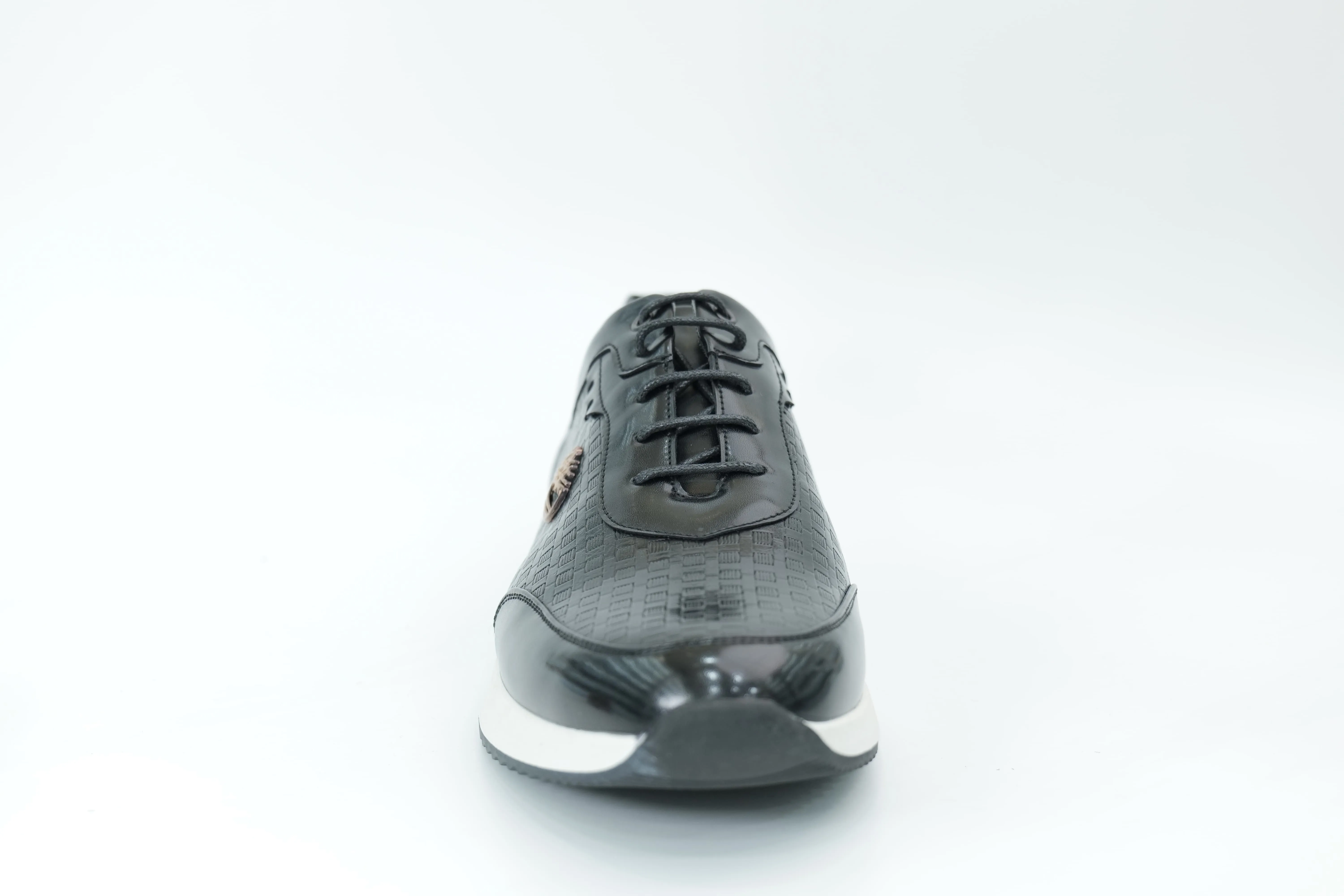 Sports shoes